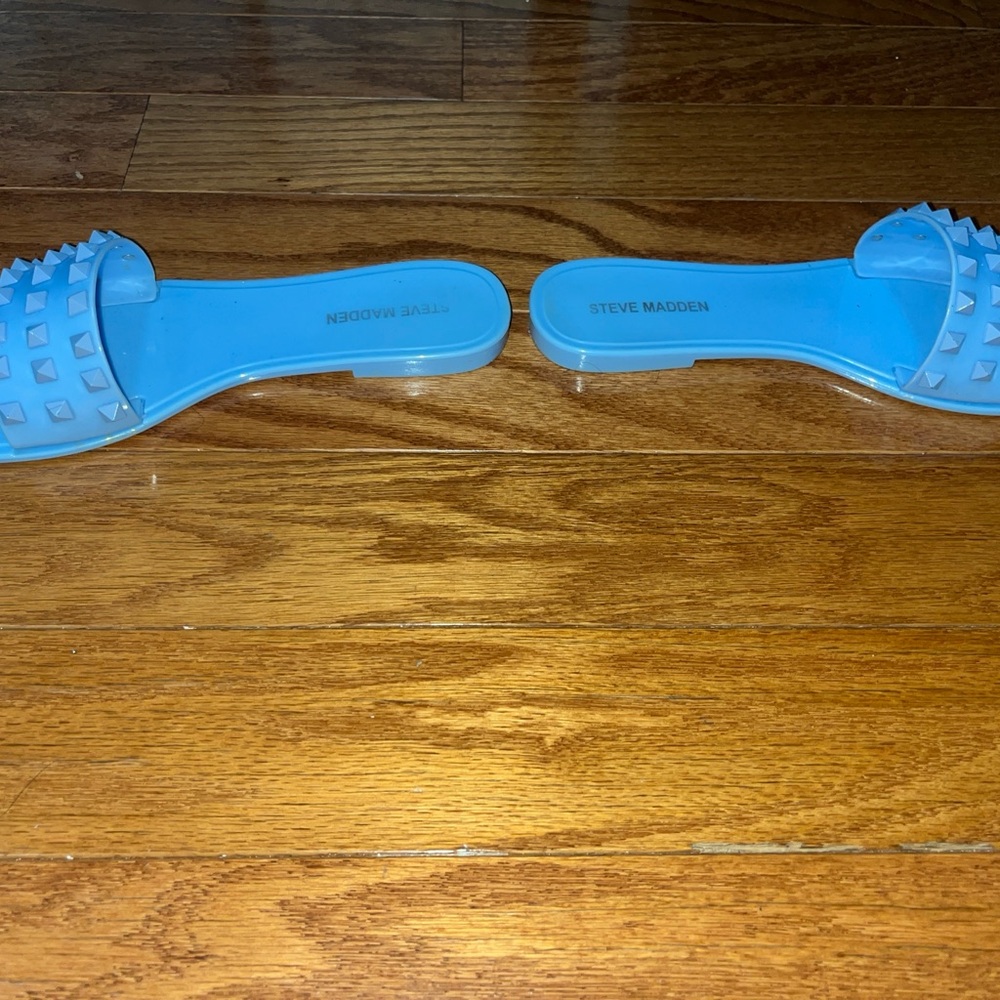 Steve Madden jelly flip flops with pyramid studs - Picture 3 of 5